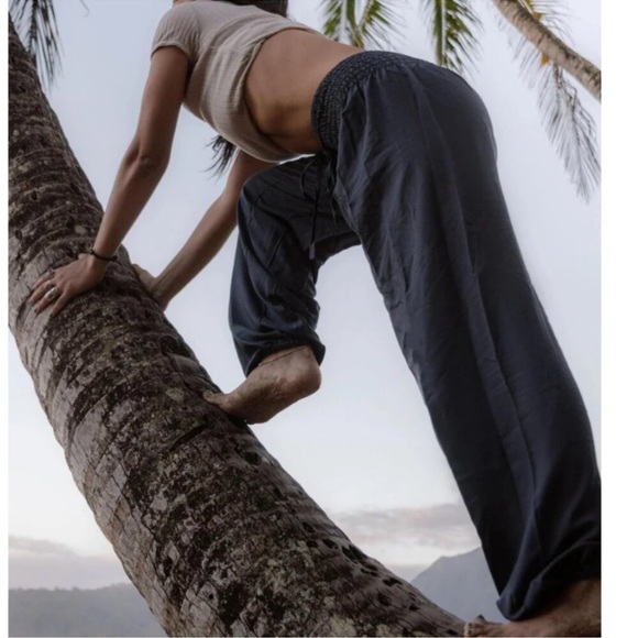 PIYoga Navy Scrunched Bottom Pant sz 12-16 - Picture 3 of 5